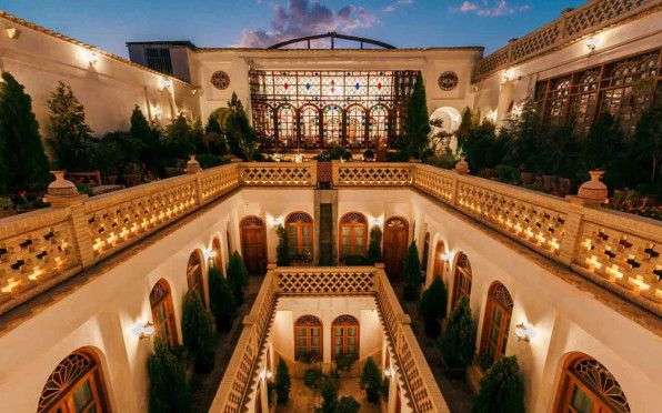 اقامتگاه سنتی قصر منشی