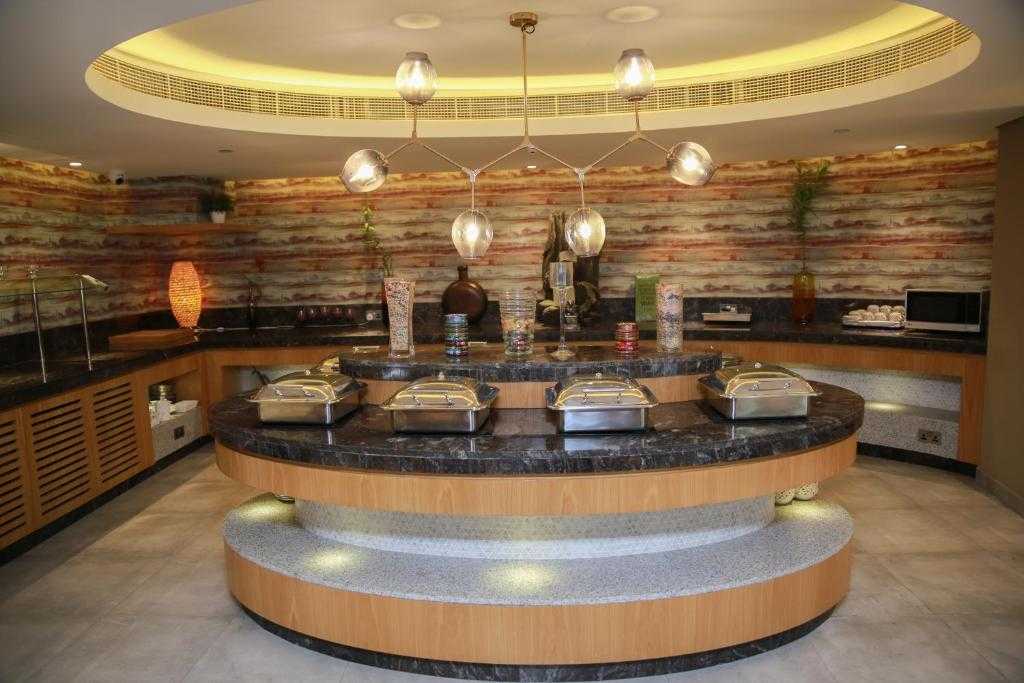 Versailles By Vieras