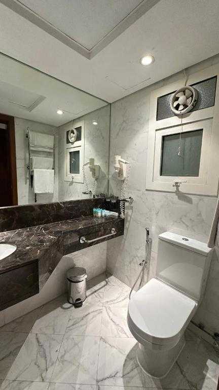 Versailles By Vieras